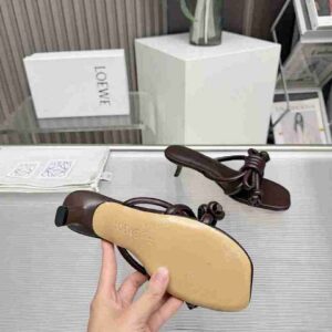 B8118190 Sola de borracha (sola de couro genuíno 3370220) Laço Loewe 🎀 Chinelos de salto gatinho, tamanhos 35-43. Altura do salto 4,5 cm. 8