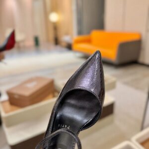 Scarpin Christian Louboutin (Clássico) Altura do salto: 10,5cm